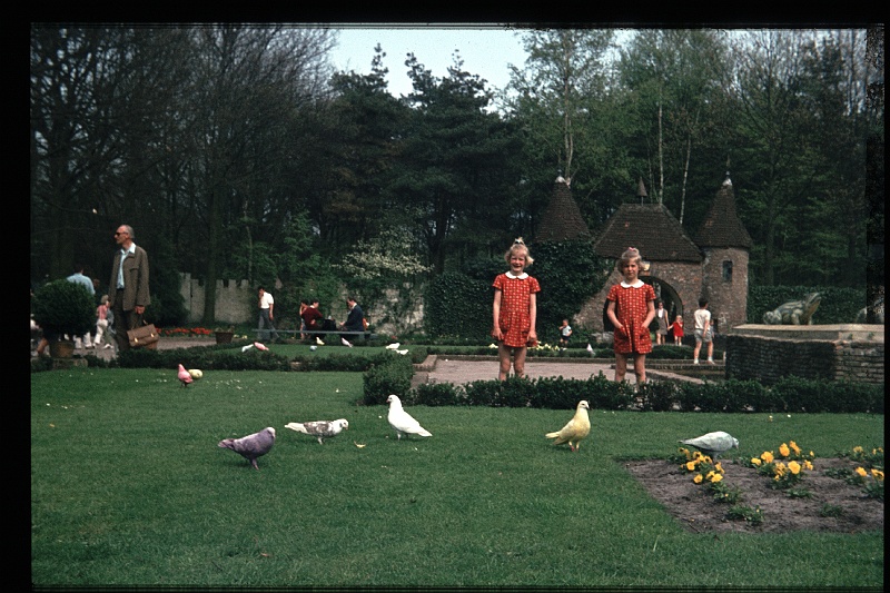 14.Efteling mei 1970 Brigitte,Marion.JPG
